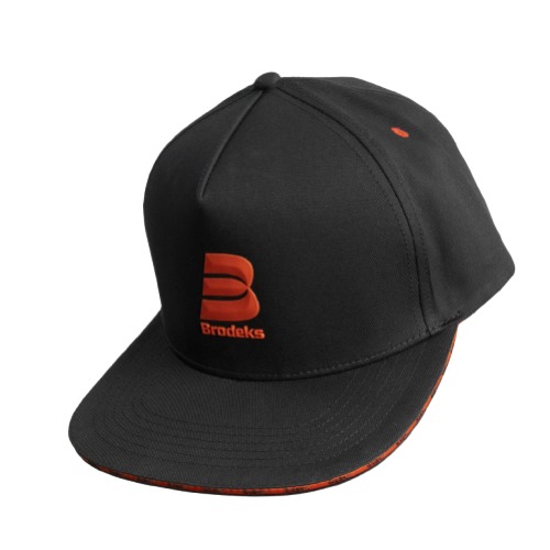 Бейсболка Brodeks KM 131, черный/красный